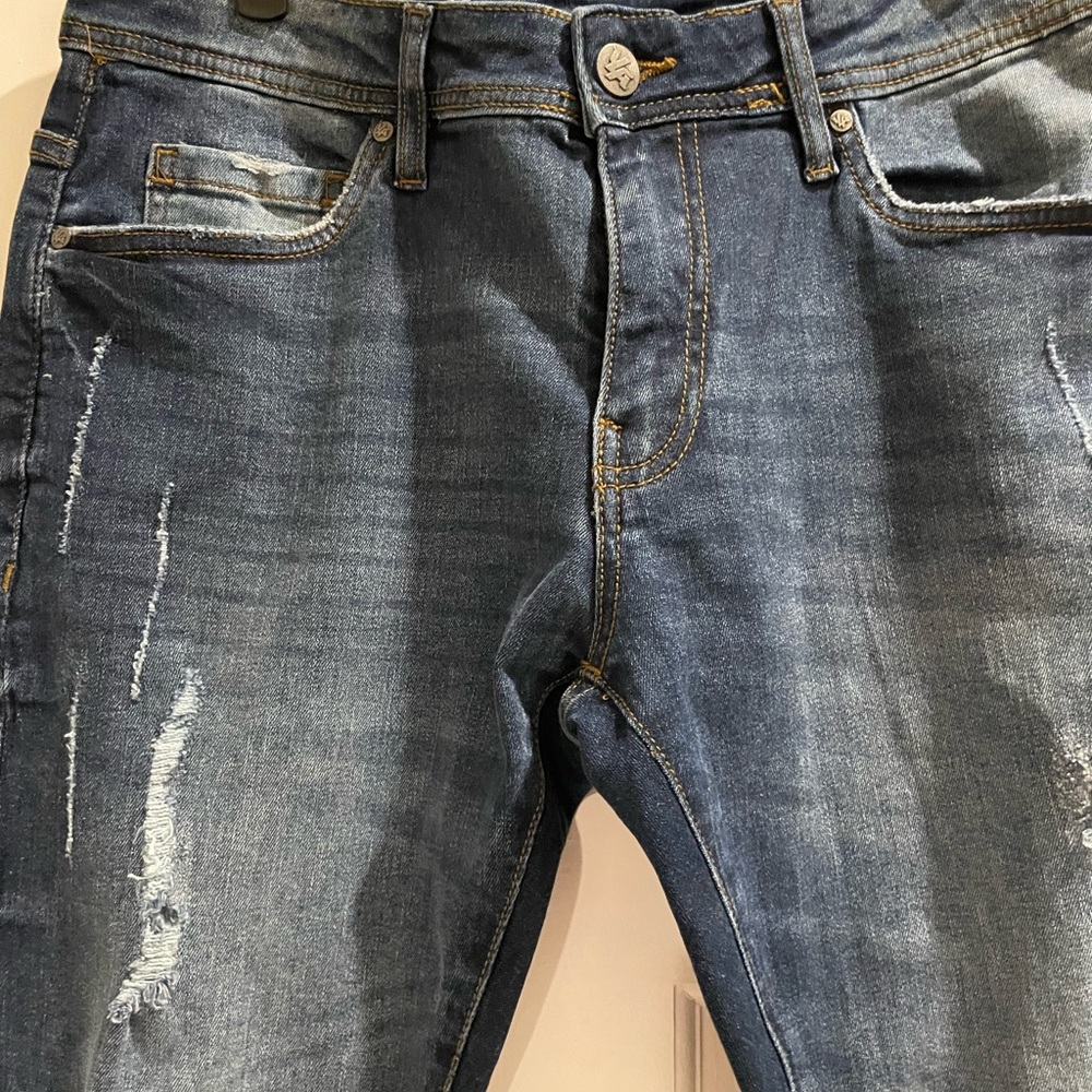 YoungLA men’s ankle zip distressed jeans. Model # 604. 32X30. Pre owned great